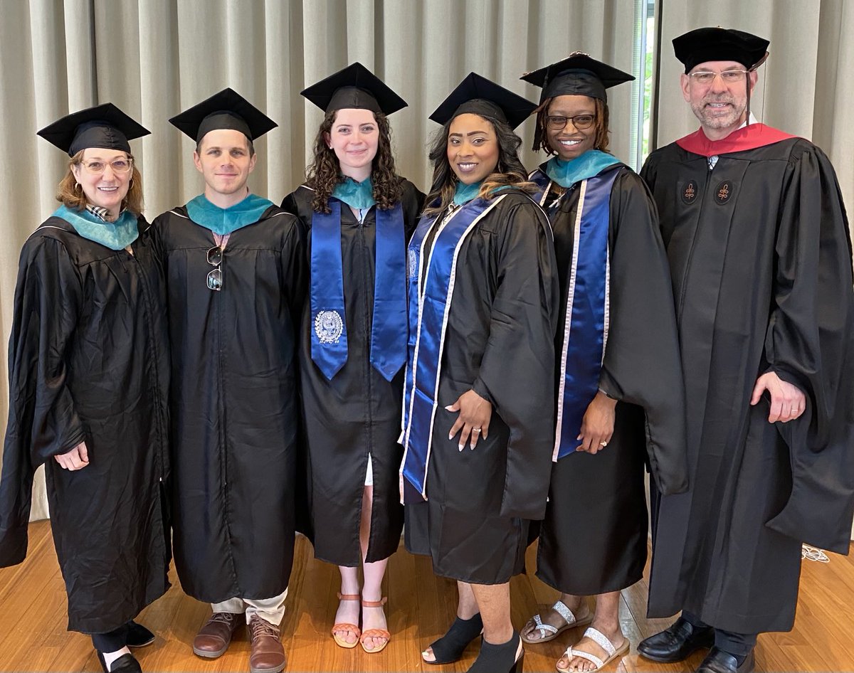 Some of our graduates lined up from shorter to taller! ⁦@GeorgetownURP⁩