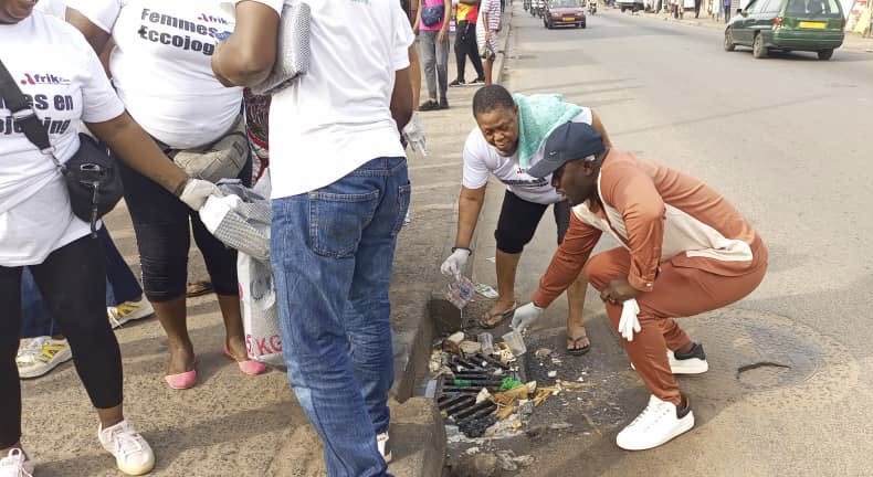 loiclawson1's tweet photo. #Togo Aux côtés des femmes du marché de Bè , du maire #Gomado de golfe1 , et de @AfrikellesMedia organisateur, j’ai participé ce matin à un #Ecojogging  pour sensibiliser nos sœurs et mères sur les méfaits de la sédentarité au marché. Et Proteger la nature. @felixtagba #Ensemble https://t.co/tlVSYEs4Ag