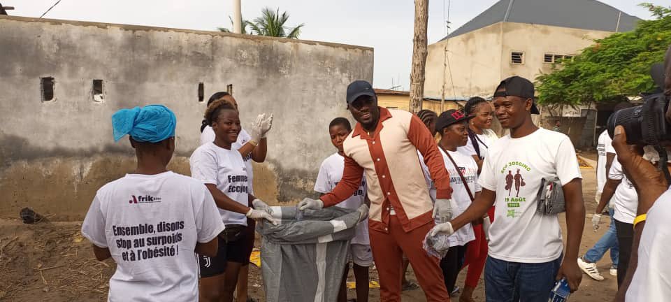 loiclawson1's tweet photo. #Togo Aux côtés des femmes du marché de Bè , du maire #Gomado de golfe1 , et de @AfrikellesMedia organisateur, j’ai participé ce matin à un #Ecojogging  pour sensibiliser nos sœurs et mères sur les méfaits de la sédentarité au marché. Et Proteger la nature. @felixtagba #Ensemble https://t.co/tlVSYEs4Ag