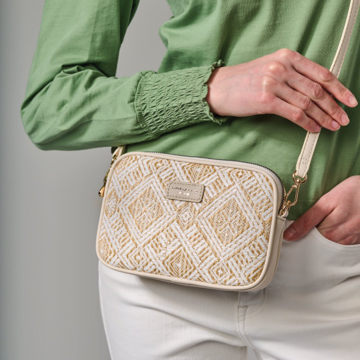 David Jones has expanded to become an international supplier of affordable and on-trend handbags.

David Jones Crossbody Straw Bag!

avon.ca/boutique/brigi…
#davidjones #crossbody #strawbag #cream #victoriaday #deals #sales #avoncanada #brigittesbeautycare