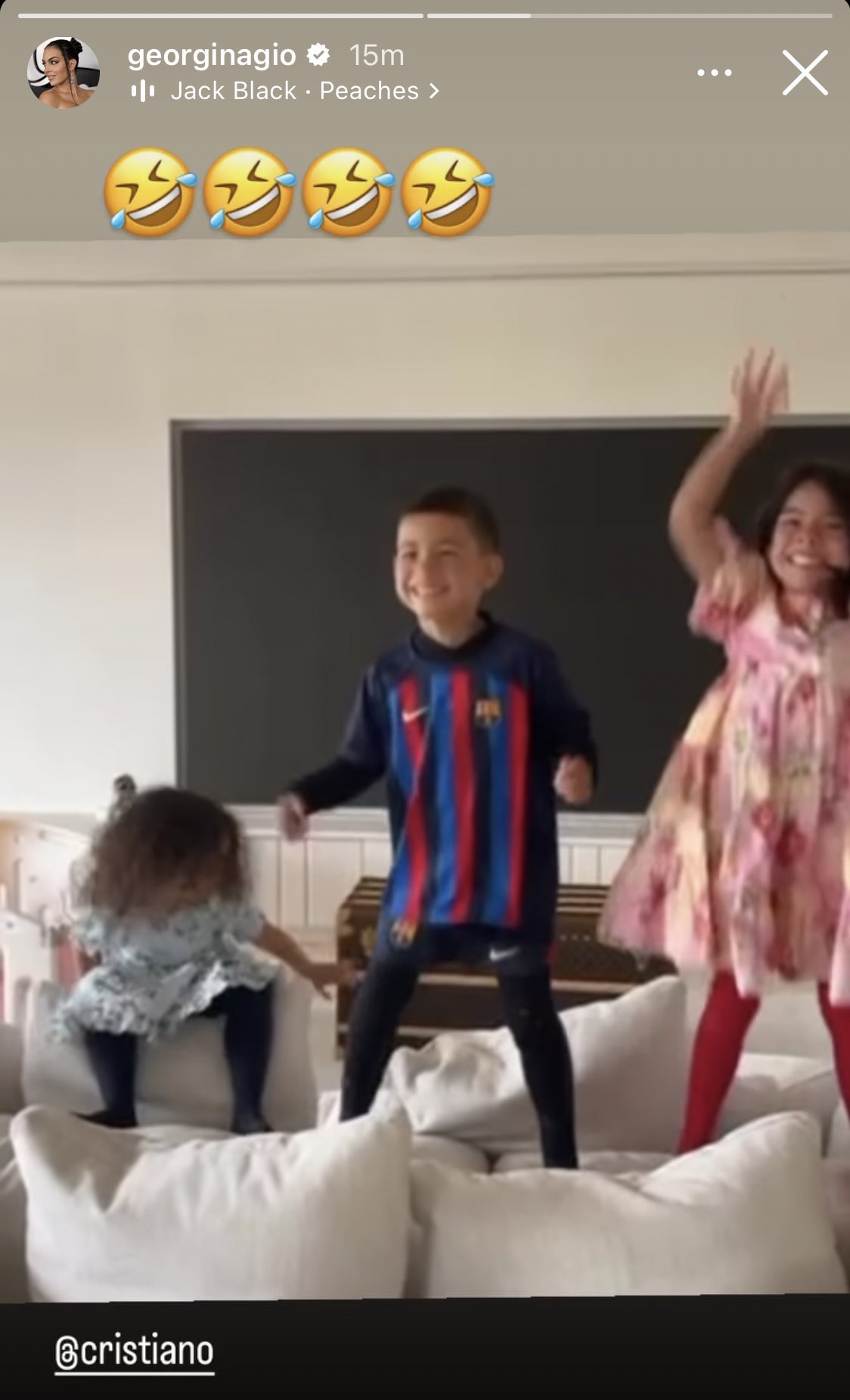 FR Barça 🇫🇷 on X: Les enfants de Cristiano Ronaldo avec un maillot du  Barça 😂  / X