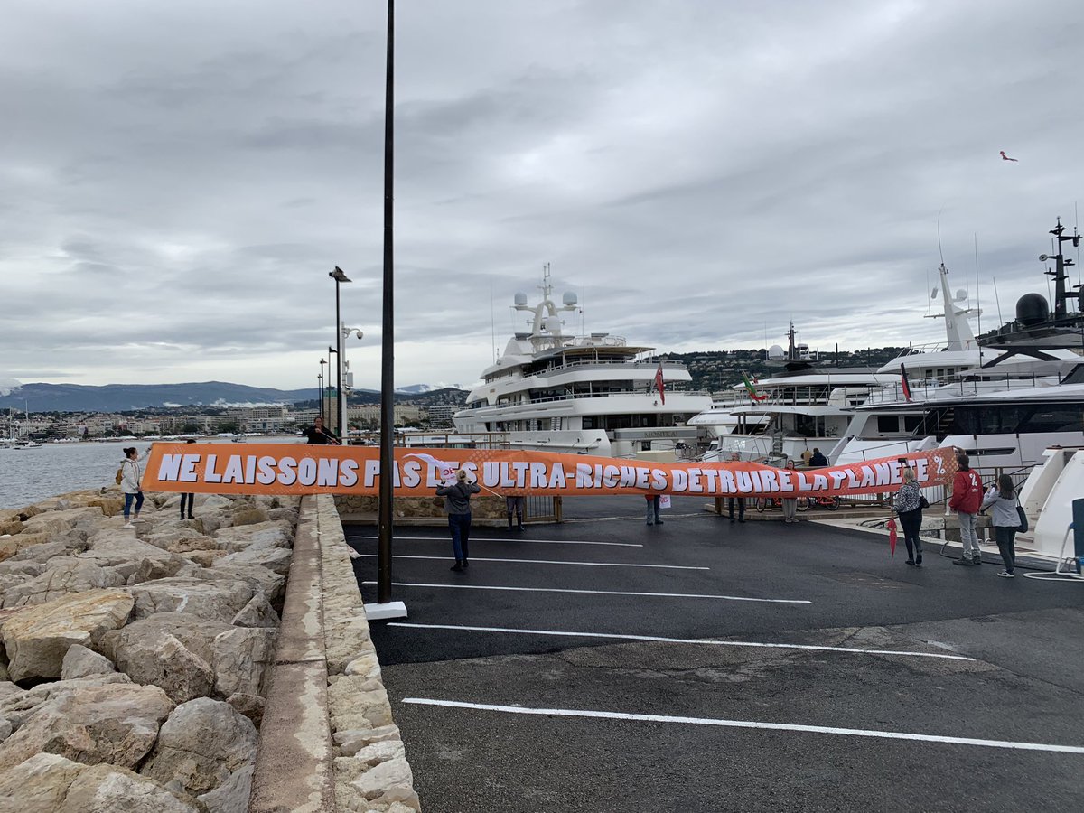 iciazur's tweet photo. Action coup de poing pendant le @Festival_Cannes d’ @attac_fr au Port canto, devant Le Montkaj, yacht de 78 
m de long, 800 litres de diesel/h de navigation. Selon @tracking_group, 41 yachts de luxe aujourd’hui sur le port consomment 32.000 litres de diesel/h https://t.co/cb6rDfx23W