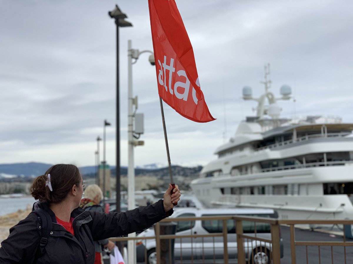 iciazur's tweet photo. Action coup de poing pendant le @Festival_Cannes d’ @attac_fr au Port canto, devant Le Montkaj, yacht de 78 
m de long, 800 litres de diesel/h de navigation. Selon @tracking_group, 41 yachts de luxe aujourd’hui sur le port consomment 32.000 litres de diesel/h https://t.co/cb6rDfx23W