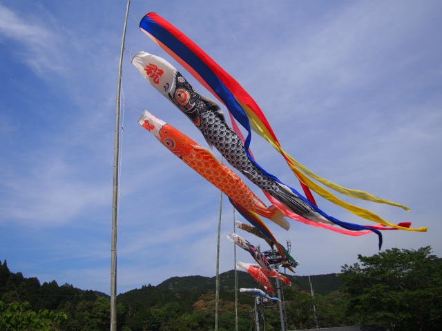 jishuren_kuma's tweet photo. 【募集】
2023年
5月27日（土)10時~17時
八代市坂本町にて、今年の　#球磨川大空五色祭 の鯉のぼりの片付けをします。

下記フォームよりお申し込みください。
https://t.co/NVTqnCaSn0

よろしくお願いします！
#八代市坂本 #令和２年7月豪雨 #九州自主練 #幡再 https://t.co/Q3kACQpIK8