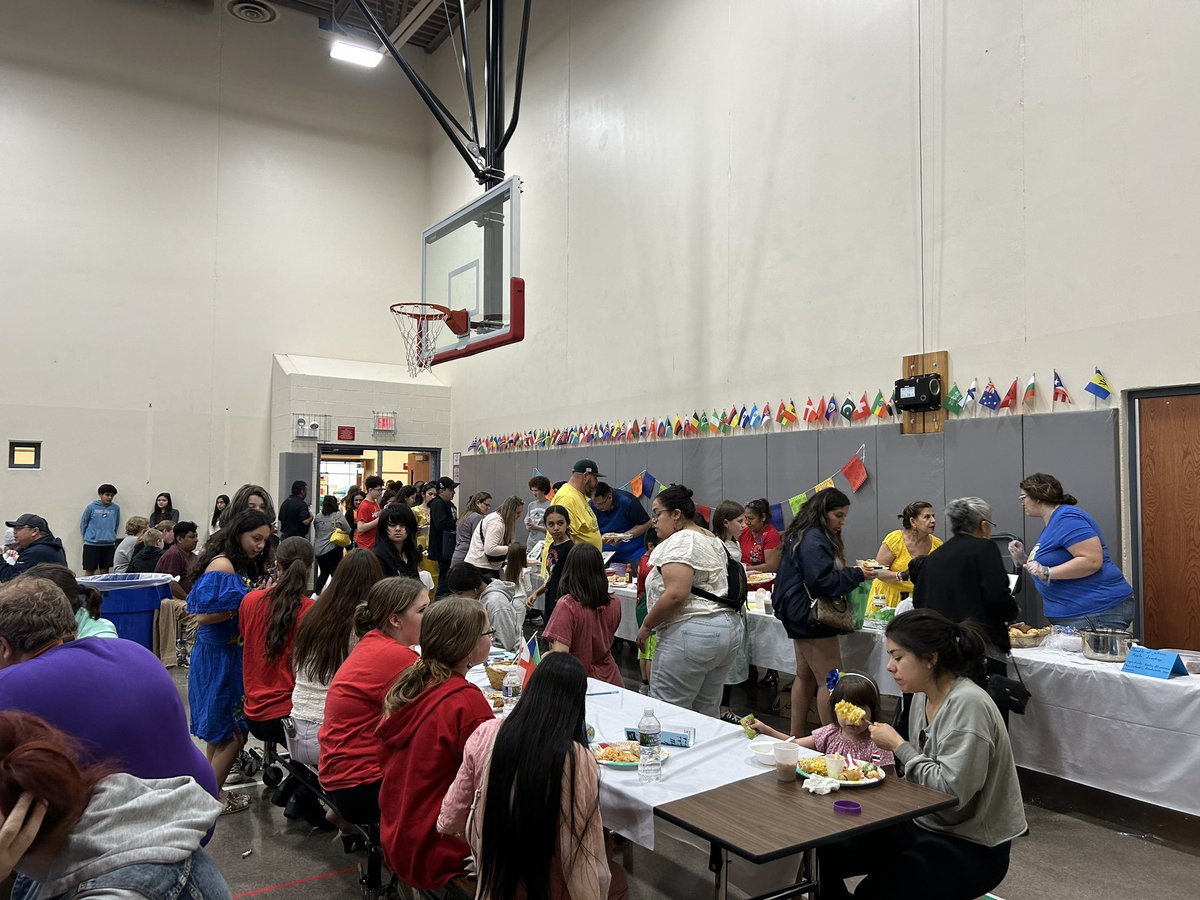 Thank you to everyone who came to the @WaucondaCUSD118 International Cultural Night last night! It was so nice to see our community come together to celebrate the many different cultures of D118! 🌎 #D118life #InternationalCultureNight