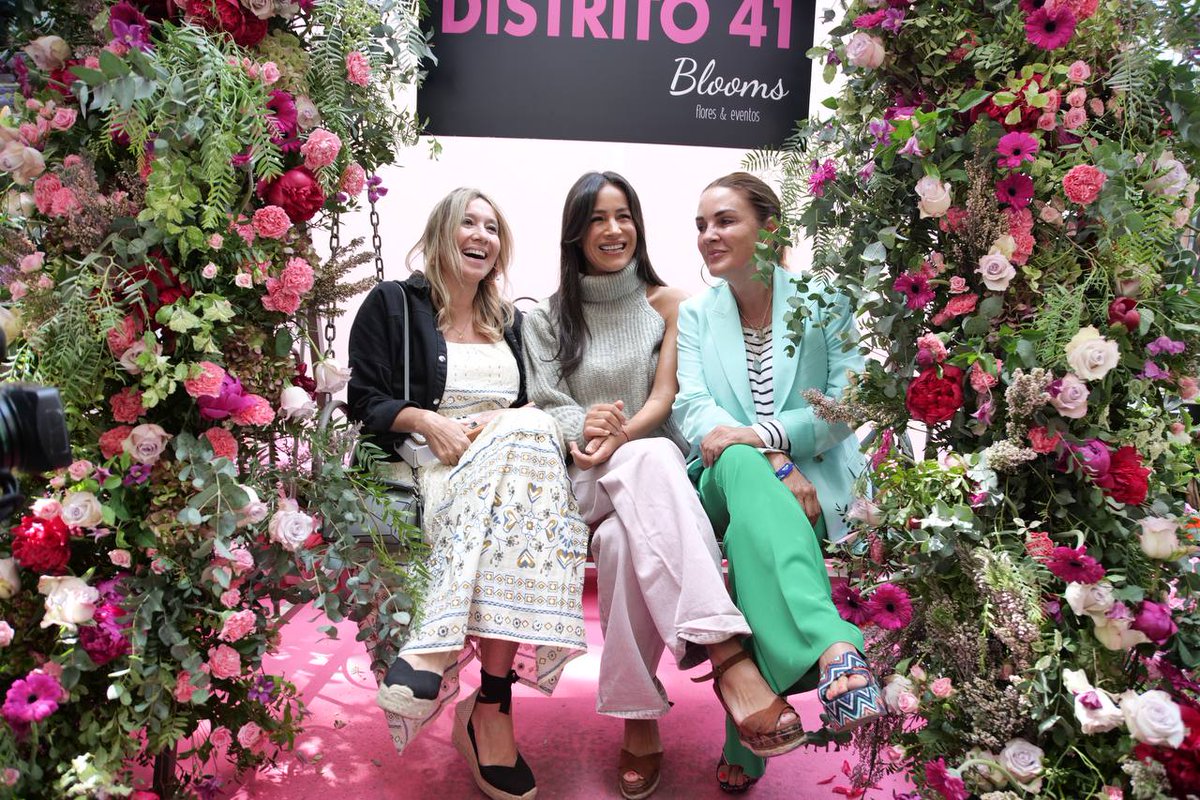 CsMadridCiudad's tweet photo. 🚶Apostamos por la peatonalización puntual en fines de semana para que el comercio salga a la calle

💐 @begonavillacis y @SilviaSaavedraI visitan el Mercado de las Flores de Primavera en la c/ Jorge Juan con distintos puestos que representan a las mejores florister��as de Madrid https://t.co/mTwk8BMBLu