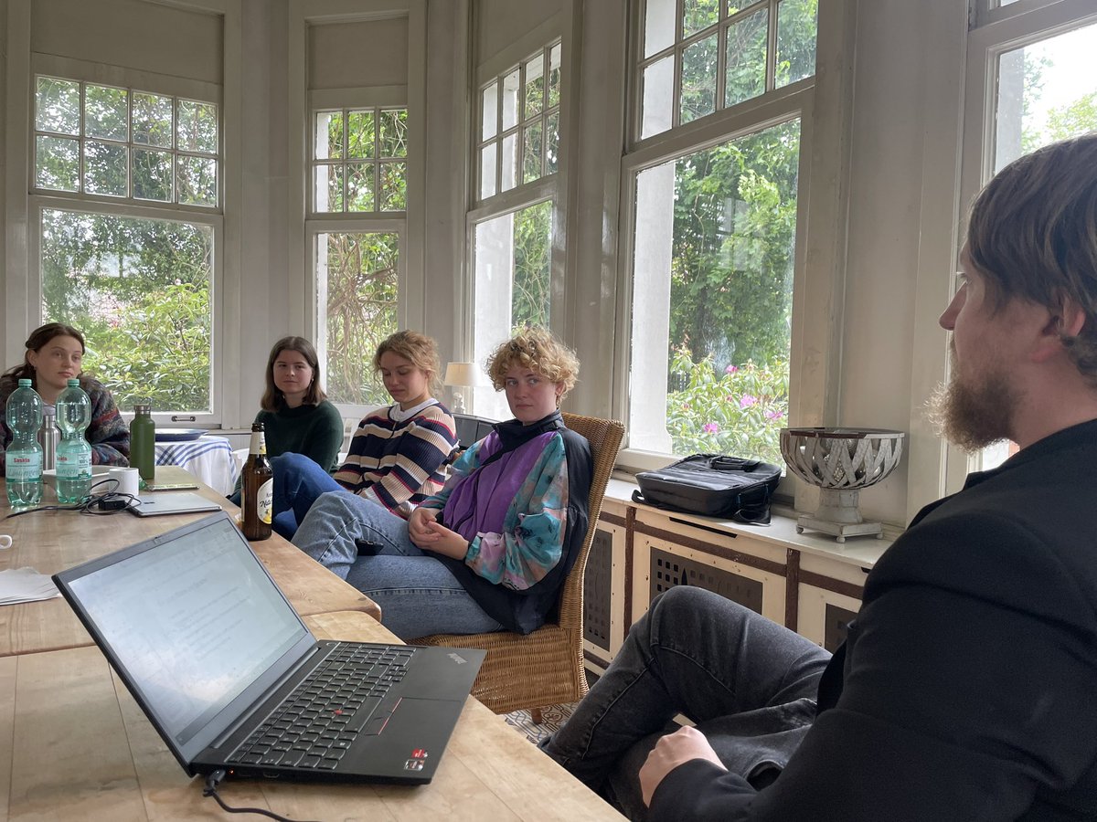 Im schönen Wintergarten der Villa Mesum berichtet <a href="/SvenWest_/">Sven Westbrock</a> vom General-Anzeiger, wie man eigentlich einen #Kommentar schreibt. 🤓