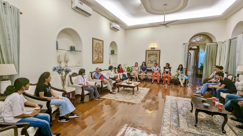 IaSouthern's tweet photo. Lt Gen AK Singh, #ArmyCommander, #SouthernCommand interacted with children of HQ #SouthernCommand who cleared their Cl X &amp; XII Boards.
The Army Commander congratulated them &amp; exhorted them to work hard towards all round, holistic development &amp; become model citizens of the Nation https://t.co/b8zaRxWu9S