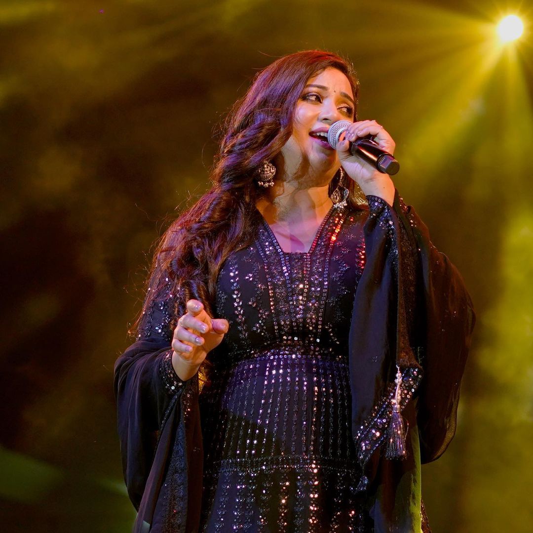 SonaSsg's tweet photo. Queen's handweaving seems an art ❤ @shreyaghoshal - Music lives in her way of spreading on stage..
#SGslayed #SGrules https://t.co/HPhfc5973J