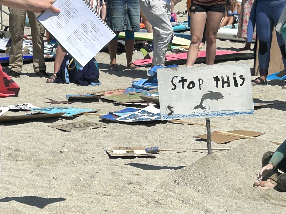 Great turn out for the @sascampaigns #PaddleOutProtest at Gylly Beach today, people giving the firm message to water companies & politicians that #PollutingForProfit will no longer be tolerated!
#SickOfSewage #SewageScandal