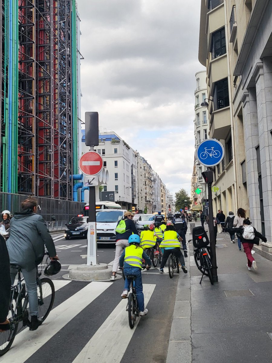 Pistes inaugurées avec des petites et petits cyclistes avec <a href="/ArielWeilT/">Ariel Weil</a> !
Pour une ville à hauteur d'enfants
<a href="/Florent_Giry/">Florent Giry</a>
