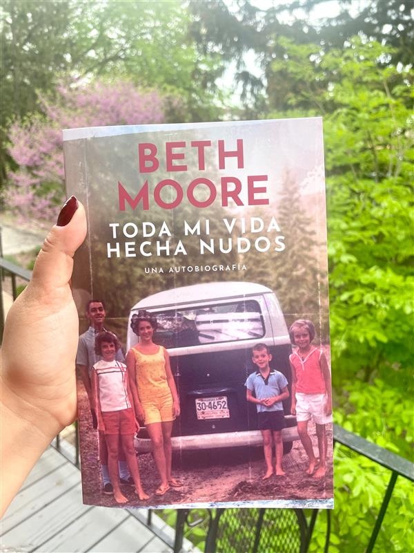 En cada capítulo de su autobiografía, la autora @BethMooreLPM relata su vida y nos hace recordar la fidelidad de Dios a través de cada situación difícil y dolorosa.

Visita bethmoore.autortyndale.com.

#BethMoore #AllMyKnottedUpLife #Todamividahechanudos @TyndaleHouse