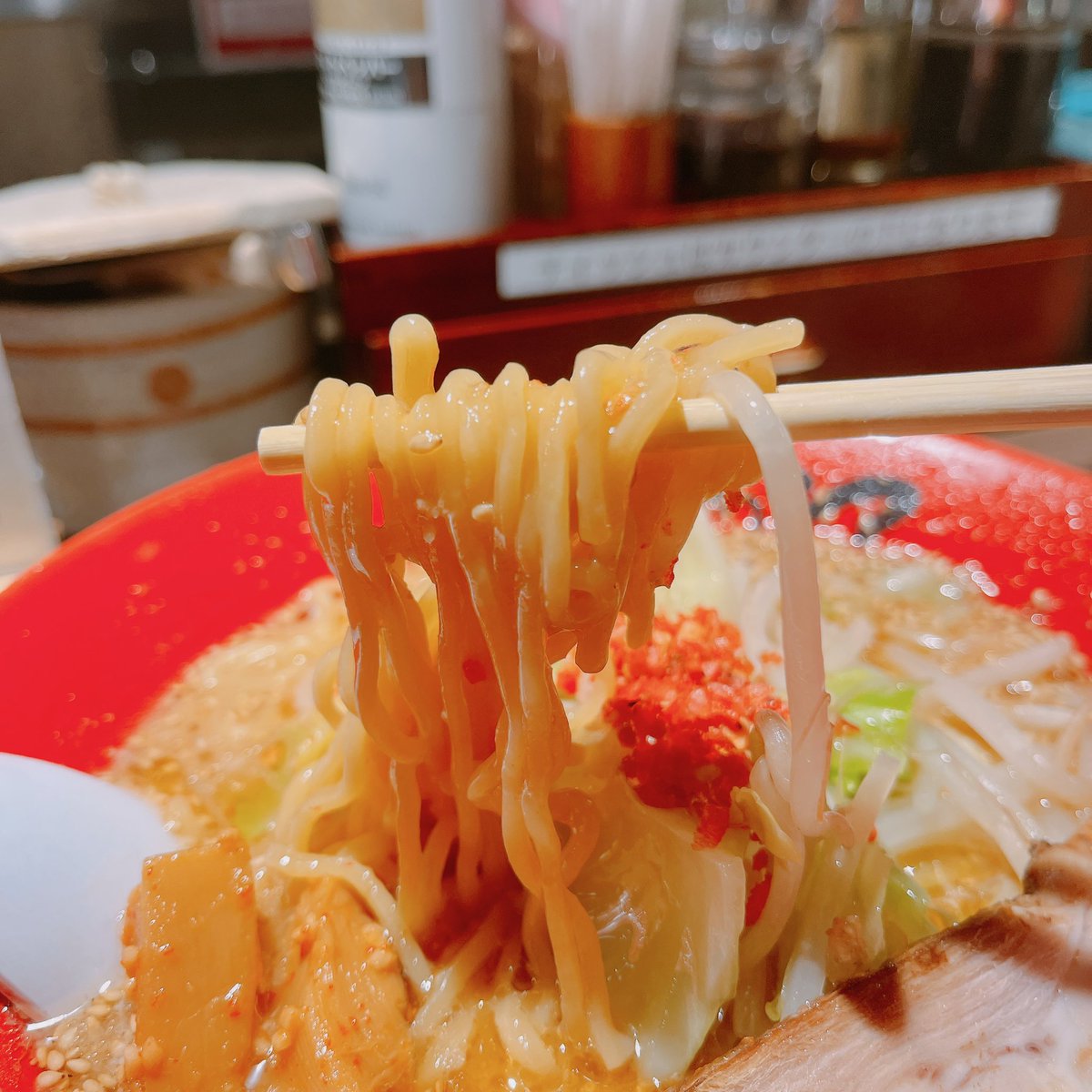 haitoku_gurume's tweet photo. 『みそる』
コクがめっちゃあって濃いめの味噌ラーメン🍜
ごまとニンニクチップの味がマッチ😃

#ヒカル #みそる #ばんから　#背徳のグルメ https://t.co/NMvusqerWs