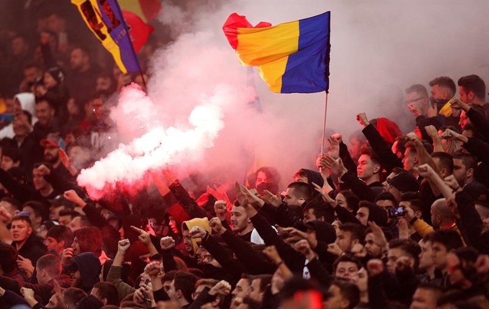 quedauncambio's tweet photo. ¿Están buscando una historia futbolera para el fin de semana? Anoten: Hagi, Popescu, Constanza, Bucarest, Steaua, clubes fusionados, históricos, ¿Nuevos? Imperdible historia de la definición de la liga rumana. Pasen, pónganse cómodos y lean. #SuperLiga #Liga1România 🇷🇴 👇🧵 https://t.co/j8mwi1veJD
