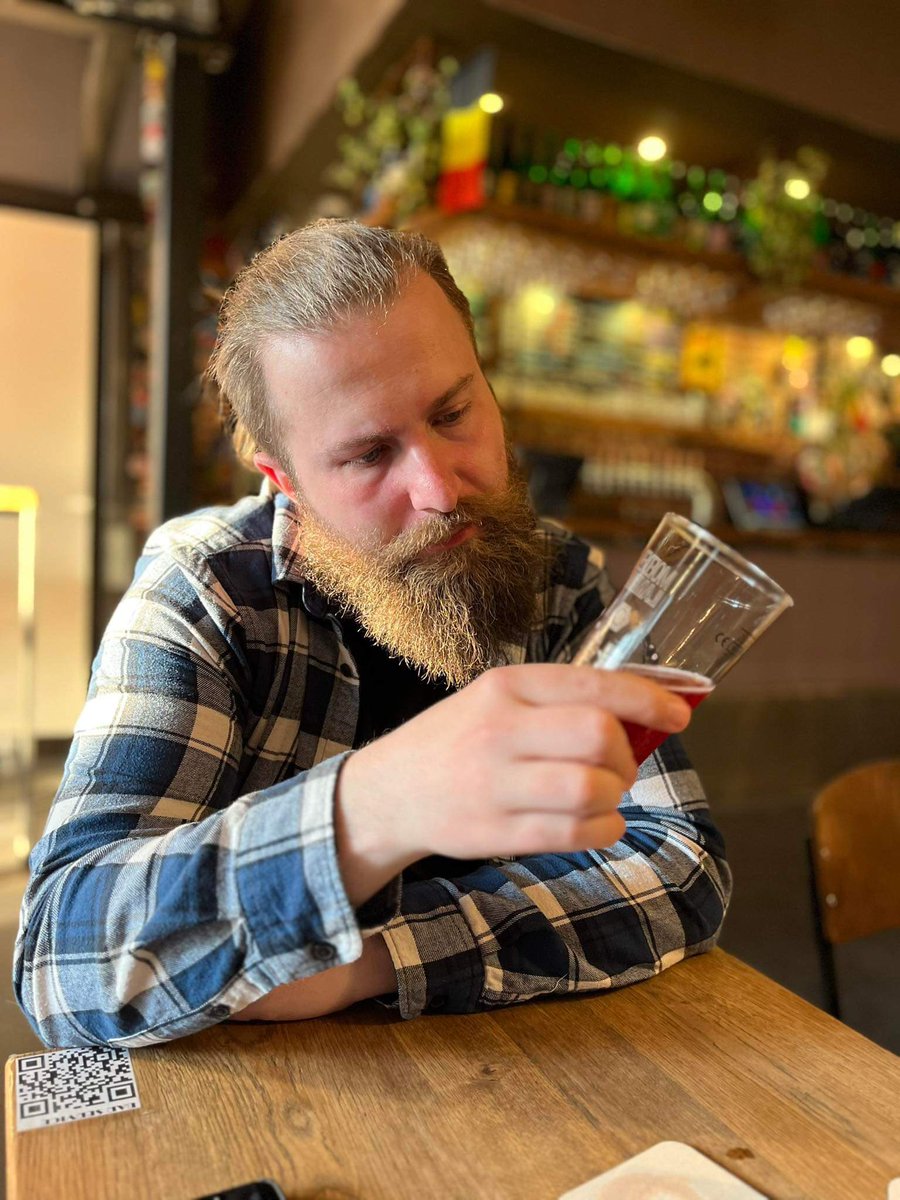bezpribehu's tweet photo. Ne nadarmo se Belgii říká pivní království 😋 příjemně strávený prodloužený víkend s objevováním krás místní pivní kultury 🤌 na fotkách vypadám, jak bych tomu rozuměl, ale nenechte se zmást 😁😁 #belgiumbeer https://t.co/XPqYbUjwvP