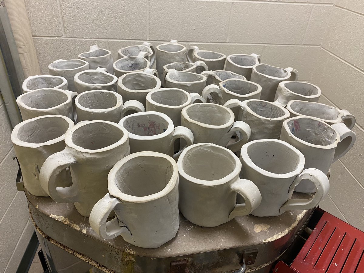 The Everett fourth graders are finishing up their clay mugs! What a fun project to end the year with. ☕️ ☀️ <a href="/LakeForestSD67/">Lake Forest School District 67</a> #EverettSoars #LFmoments <a href="/StacyObispo/">Stacy Obispo</a>