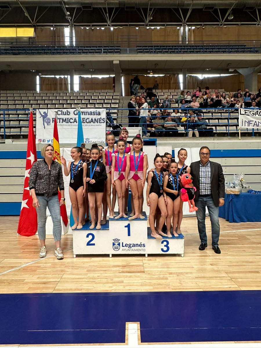 AytoLeganes's tweet photo. 💪🏻La gimnasia rítmica, protagonista durante toda jornada en el Pabellón Europa. 

🏅El alcalde, @SantiagLlorente, ha entregado las medallas a las gimnastas vencedoras en cada categoría. 

🤸🏻‍♂️Más de 500 gimnastas se han dado cita en la instalación leganense. https://t.co/3aN7Rf8M9l