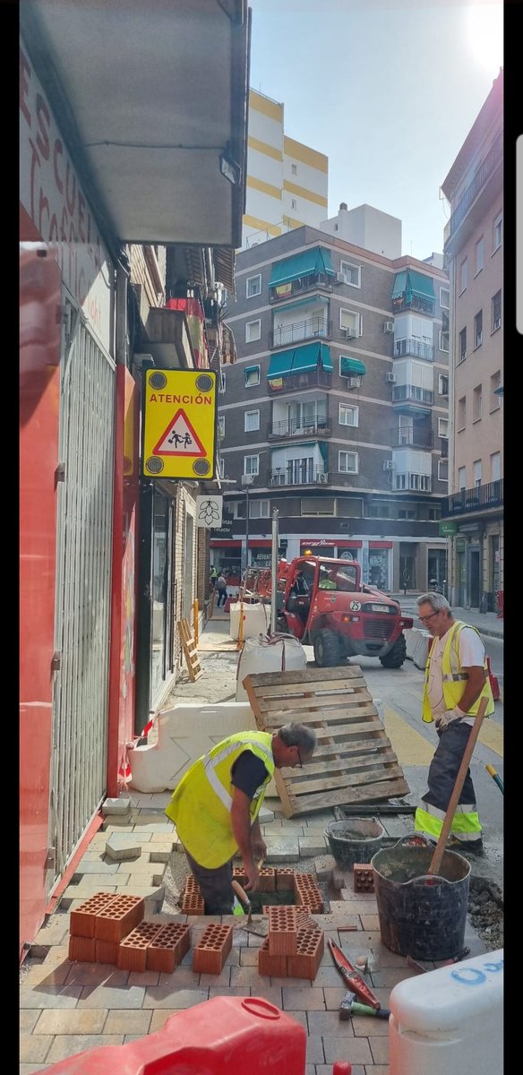 Inma99450015's tweet photo. @urbamusa @AytoMurcia A qué competencia pertenece esta señal? No pertenece a Urbamusa? La señal k había justo en la otra acera fue quitada y ésta,ya no funciona,no tiene ningún sentido ya que según el plan de movilidad,en la calle Hernandez del Aguila ya no van a circular los vehículos en ese sentido. https://t.co/czC95tuPZA