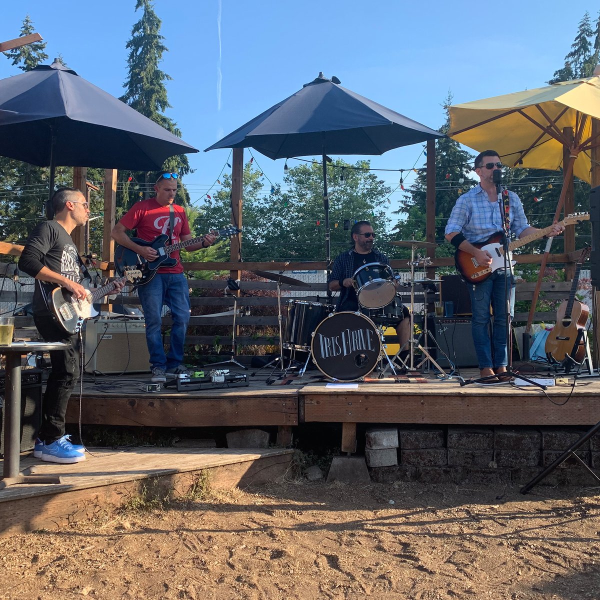 IrisDrive's tweet image. This is a great way to start the weekend, some sun, live music and a few cocktails.  Come join us tonight at 6pm @192BrewingCo  in Kenmore!