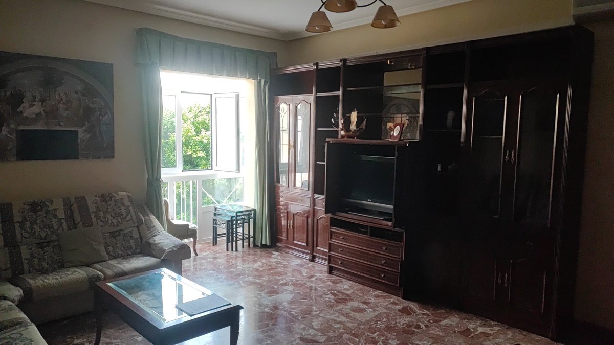 1Everesth's tweet photo. Vale, oficialmente me mudo, la casa es más vieja que una pasa arruga pero ojo el salón es puto enorme jajaja https://t.co/KWL6W880TV
