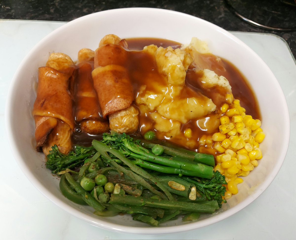 FearOfTheDuck74's tweet photo. Some posh bangers n mash cus I'm awesome like that 🥰❤️🌹🌱🙏🏼😋
Loving yourself means treating yourself to a good and aesthetically pleasing home cooked meal 😍
#vegan #veganfood #homemade #plsntbased #selflove #SaturdayKitchen #saturdaylove #queenofmykitchen 👸🏽❤️🌹🤘🏼🙏🏼🌱 https://t.co/ZfZnxh6gui