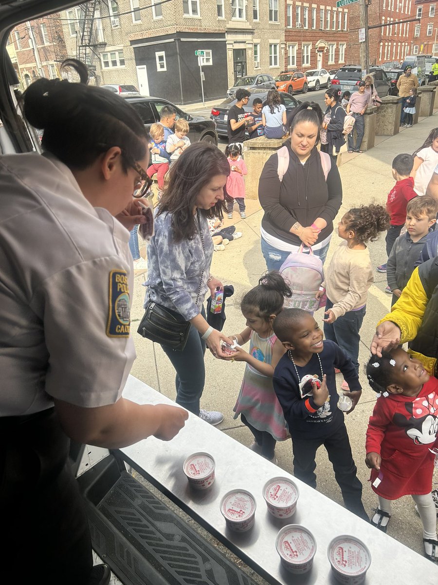 Great visit in #EastBoston #eastie for #operationHoodsieCup #A7 #BPDEngagement #WhyWeServe 🍦