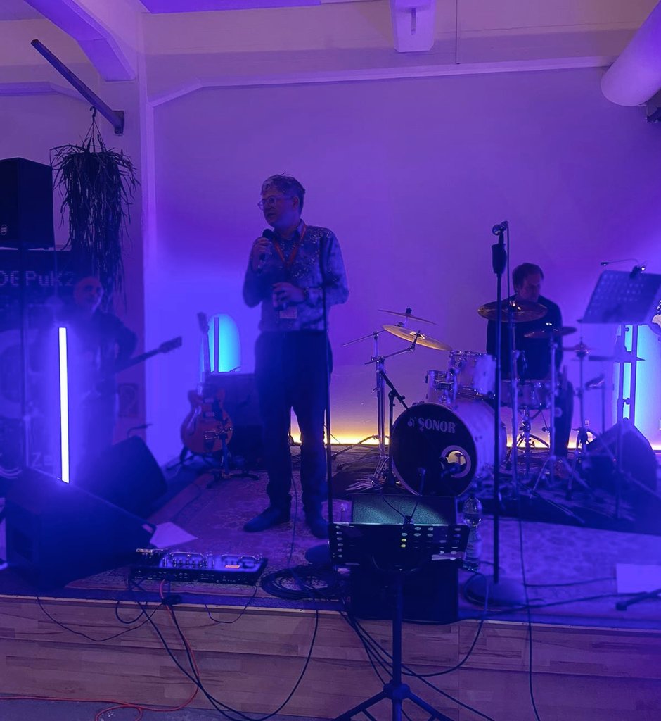 DGPUK Jahrestagung 2023 (@dgpuk2023) on Twitter photo . <a href="/Andreas_Hepp/">Andreas Hepp | @Andreas_Hepp@sciences.social</a> kündigt die erste Band des Abends an. Jetzt die Educators mit <a href="/kadewe/">Karsten D. Wolf</a> 🎶 #DGPuK23 . <a href="/Andreas_Hepp/">Andreas Hepp | @Andreas_Hepp@sciences.social</a> kündigt die erste Band des Abends an. Jetzt die Educators mit <a href="/kadewe/">Karsten D. Wolf</a> 🎶 #DGPuK23