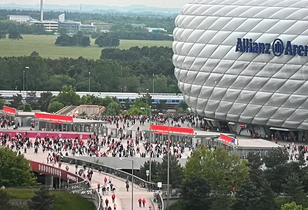 Dallotelli's tweet photo. Fanmarsch in München https://t.co/GiP3eIofxL