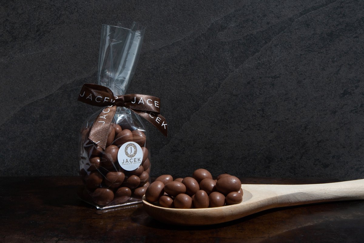 Have you tried our new Butter Peanuts in Milk Chocolate? Roasted to perfection and covered in a decadent layer of milk chocolate, these shareables are quickly becoming a favourite! 

#chocolate #chocolatier #yeg #yegeats #chocolovers #yum