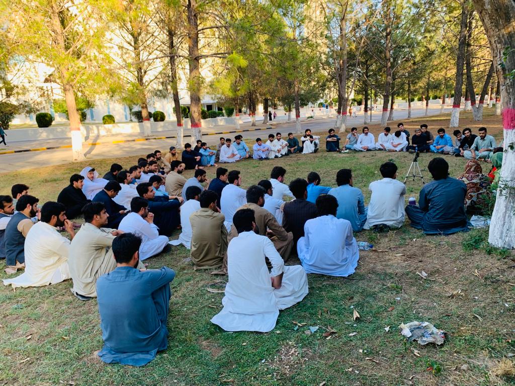 ImranNasarr's tweet photo. On the 6th death anniversary of #RaheemMandokhail Sir #AfrasiabKhattak is highlighting his progressive nationalist Pashtun politics and his role in #18thAmmendment . PSO IIUI is thanking @a_siab
#RemembringRaheemMandokhel https://t.co/ogE6c5FVuv