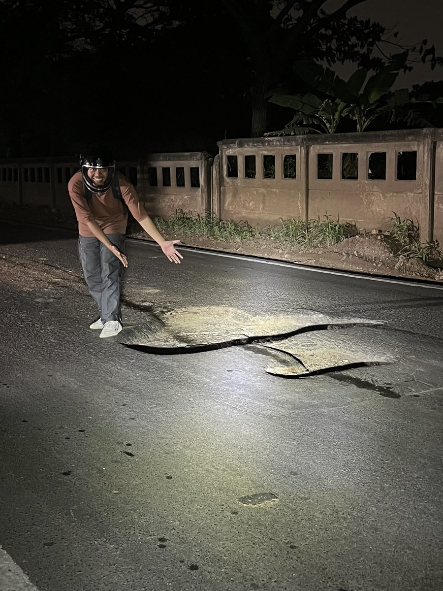 txtdrbekasi's tweet photo. Malem malem ke Kalimalang Cibitung demi berfoto langsung di tempat jatuhnya meteor.

Dengarkan dengan seksama suara shock menjerit renyah pada vidionya https://t.co/mSGLYTK2V1