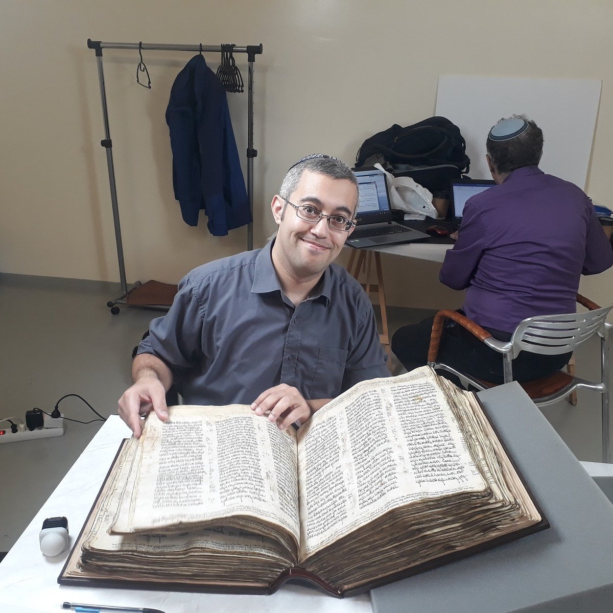 KleinNeriah's tweet photo. בשלהי ההתרגשות סביב כתב-יד ששון 1053 ('קודקס ששון'), תוכלו לשמוע אותי משוחח עליו (באנגלית) בחדשות מיום חמישי שעבר ב'כאן רק"ע' (מדקה 34:30):
https://t.co/xaAhpgZNYd
An English interview from Thursday at "Kan Reka", where I talk about #CodexSassoon (start at 34:30) https://t.co/nOxsFyA5IK