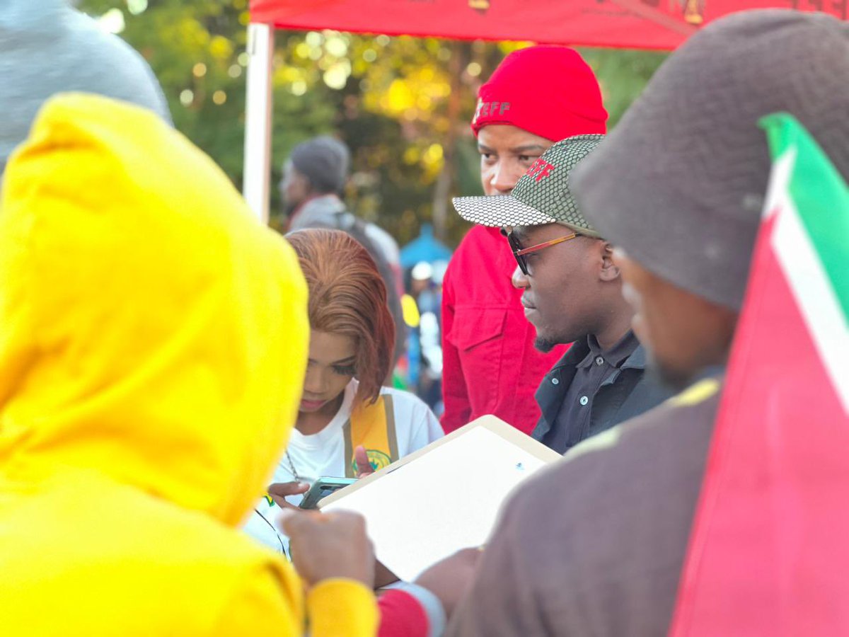 KamogeloFrans's tweet image. We went to loftus stadium not to watch soccer but for a different mandate of recruiting people to join the @EFFSouthAfrica ❤️🖤💚