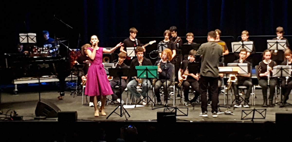 Fl0rianer's tweet photo. Was eine Stimme! Die Big Band des #Helmholtz-Gymnasium #Karlsruhe macht Stimmung im #Tollhaus. Was für phantastische Jungmusiker! https://t.co/OEBeP559RD