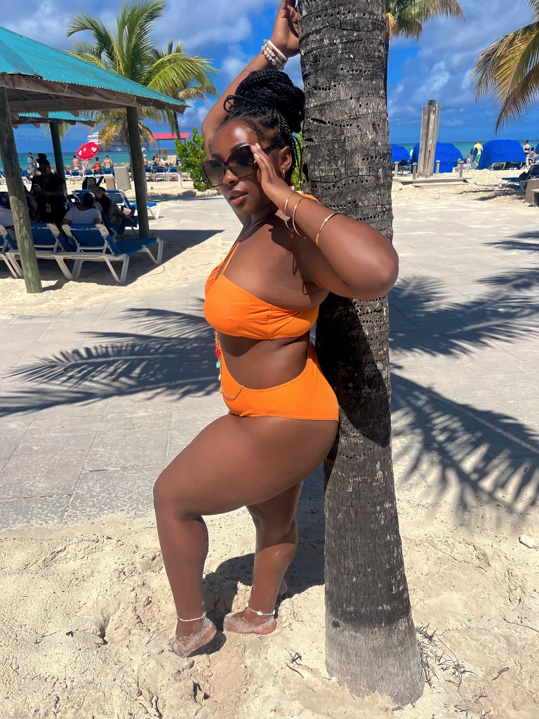colormeetee99's tweet photo. beach please. https://t.co/swaVoaGYY0