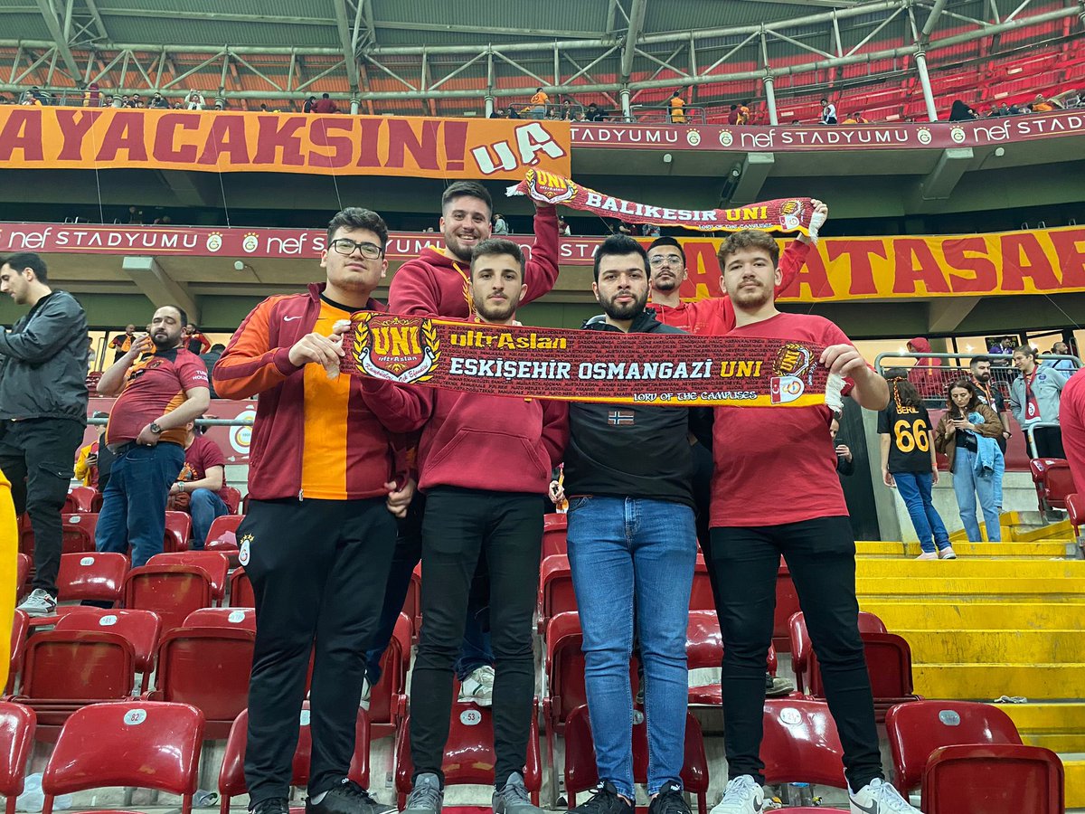 İSTERSEN DONATALIM DÖRT BİR YANI BAYRAKLARLA!

Galatasaray'ımızı Sivasspor karşısında yalnız bırakmadık.

#ultrAslanUNI