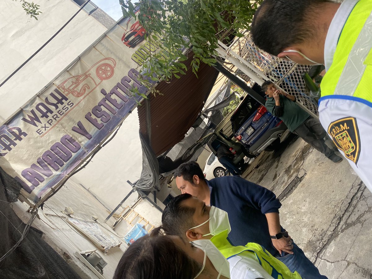 uxoramica's tweet photo. #Obra en #coloniaroma Merida esq. San luis #invea #cdmx cayeron escombros sobre unas personas de obra a su cargo IngGabrielMiranda irresponsable reclamó porque se ponían ahí a lado de la obra pero es Autolavado. @Claudiashein #sinpermisos  #cdmx #ClaudiaSheinbaum #ProteccionCivil https://t.co/I87SX1c3Oz