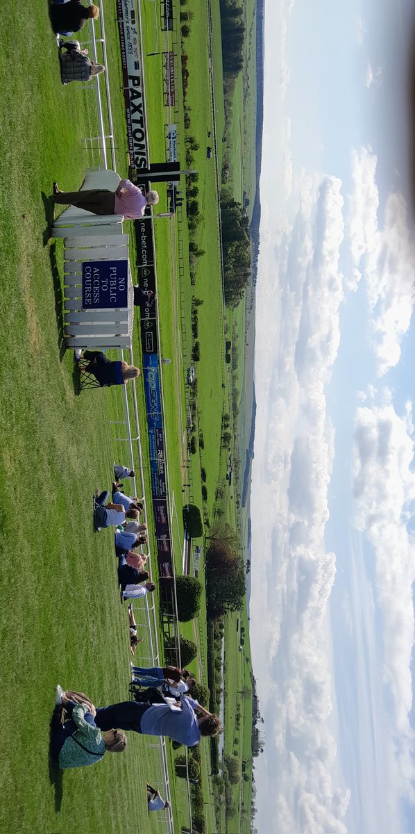 Hexham. Name a prettier racecourse. I'll wait. #northumberland #grimupnorth #Racing
