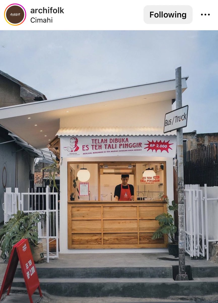 umenumen's tweet photo. Memanifestasi diri bisa punya (atau kelola) warung makan dan minum es teh yang modelnya begini. Bagian depan buat duduk minum es, bagian samping tersedia 2-4 meja buat makan. Terus jadi pick up point buat semua produk versi beku dan keringan. Amin. https://t.co/N9xX2WwQpv