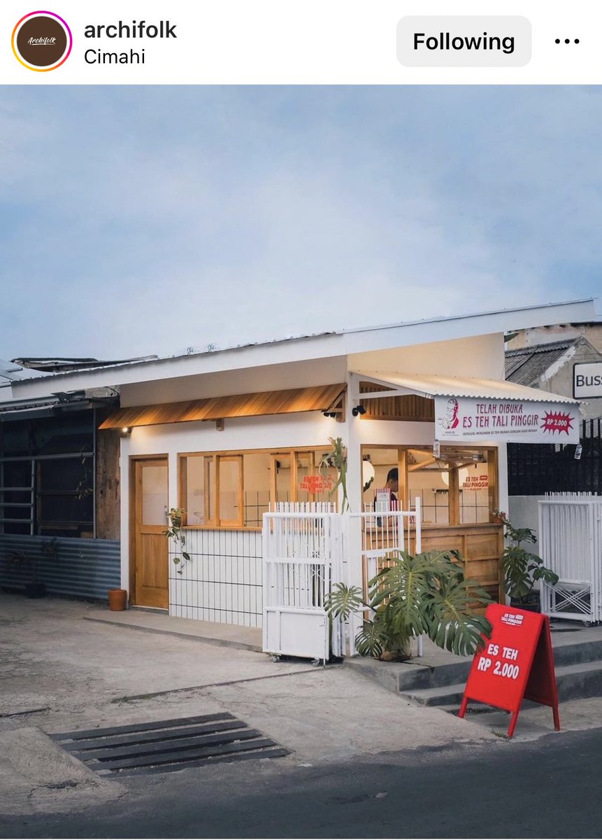 Memanifestasi diri bisa punya (atau kelola) warung makan dan minum es teh yang modelnya begini. Bagian depan buat duduk minum es, bagian samping tersedia 2-4 meja buat makan. Terus jadi pick up point buat semua produk versi beku dan keringan. Amin.