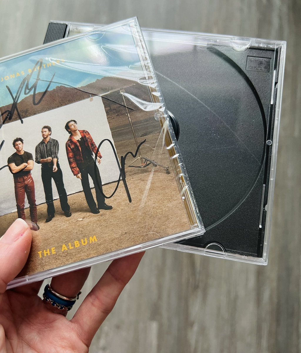 jillian1108's tweet photo. @jonasbrothers PLEASE HELP!!! My signed album arrived cracked last week and the “replacement” I received today was a plain CD case with a huge scratch on the front. SO. DISAPPOINTED. 😭 @kevinjonas @joejonas @nickjonas https://t.co/IuZ49hPoKg