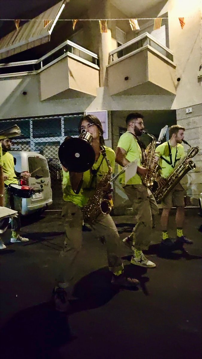 De la paradeta d’ahir a Corbins 🤘🏼
.
.
.
#festucs #lafestu #festuquilla #lleida  #xaranga #charanga #brassband #delleida #festa #brass #band #pistachos #pic #music #trombo #trompeta #aplec #festamajor #aspavil #corbins #correbars #estiu #solecillo #faltapluja #corbins