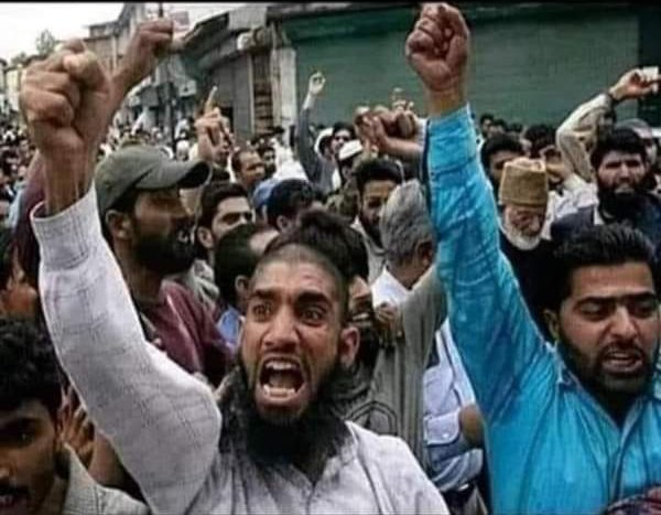 Cehalet gelirken bedava gelir; 
giderken her şeyi götürür!