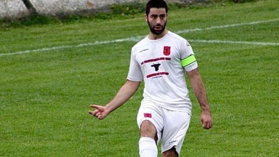 TV2000it's tweet photo. #Giallo in #Olanda | Morto ad #Amsterdam giovane calciatore di #Parma 
Gabriele #Gallani, 24 anni, capitano del #Traversetolo,  sarebbe caduto in un canale vicino piazza Dam,  centro città, in circostanze da chiarire
Soccorso e portato in ospedale, è deceduto poco dopo

#20maggio https://t.co/soisZH6z8s