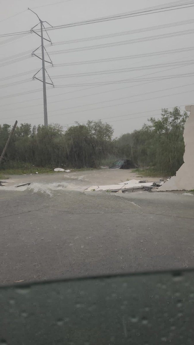 Yonaisla's tweet photo. Así la lluvia en Apodaca colonia Almeria… 🥹⛈️🌊
@abimaelsalas @nelvaldez https://t.co/Hk3IduT6Wr