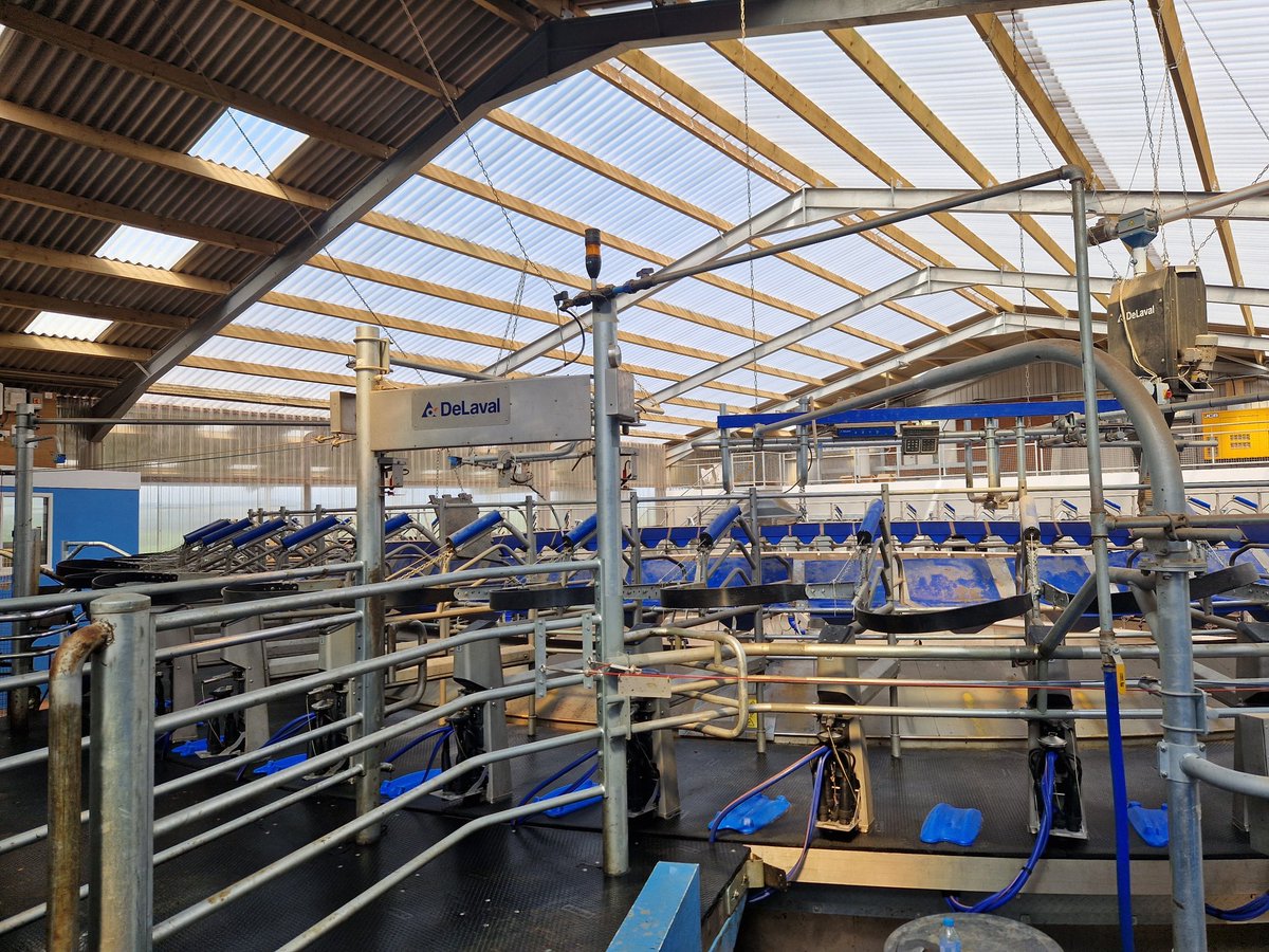 Greenhill Big6 Heatguard supplied for part of this dairy unit roof in Scotland. The sheet will allow natural light into the building whilst reducing heat build. This leaves a pleasant working environment for milkers and a clear view for the cow entering and exiting the rotary.