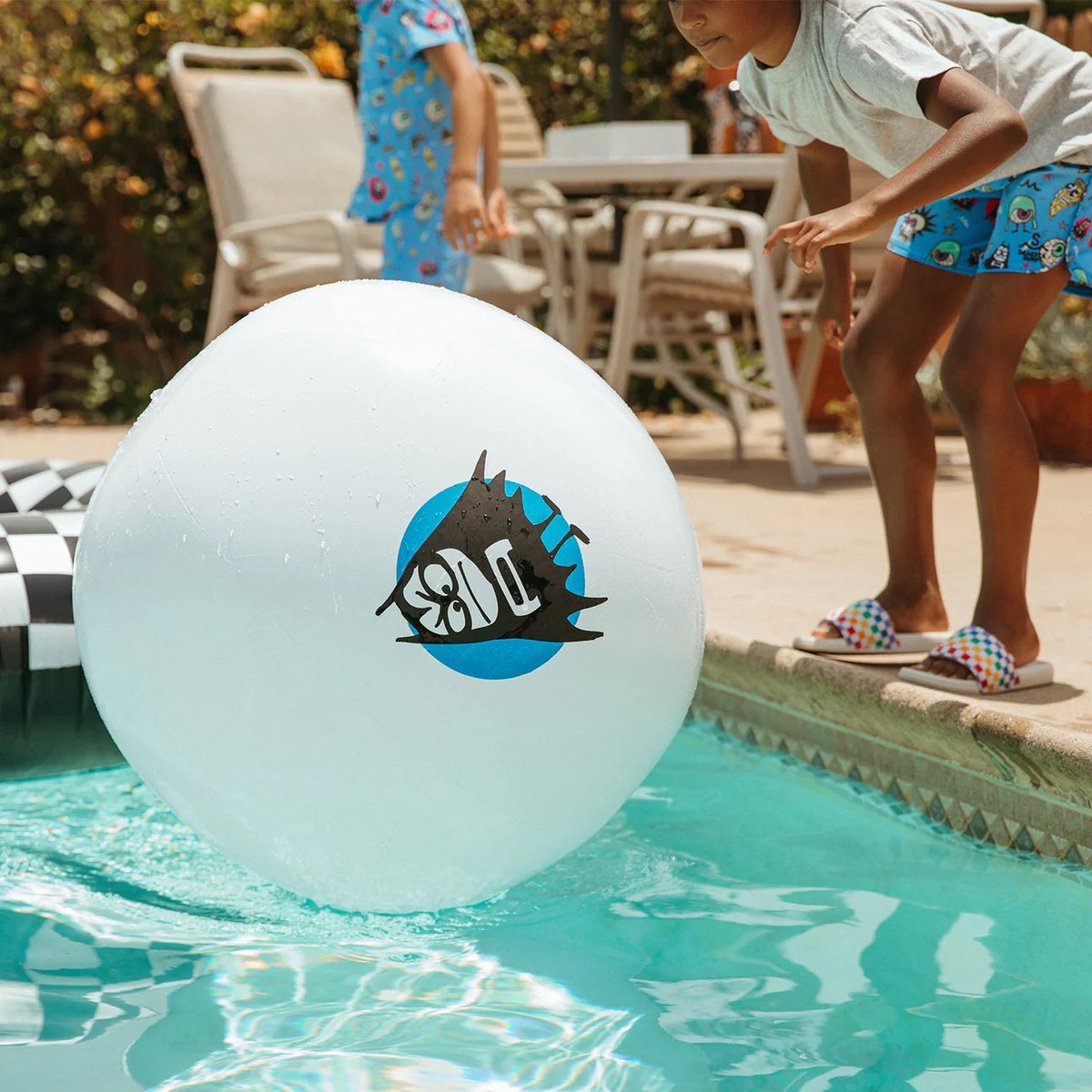 School is almost out so that means we will be hitting the pool soon!! Grab a FUN IN THE SUN! LIL BAT GIANT BEACH BALL and head on outside!!Perfect for the beach or the pool!! The fun in the sun! LIl Bat giant beach ball will keep you enterained for hours!

gloopy.industries/products/fun-i…