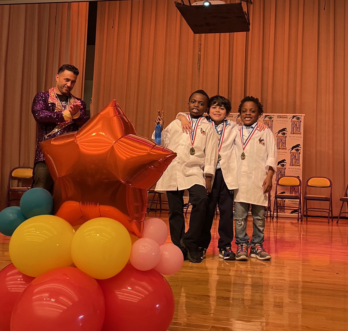 PS315LabSchool's tweet photo. Congratulations to our First Grade Winners of the @CSD10Bronx Science Fair! 🏆 We are so very proud of your inquisitive minds and ability to communicate all of your learning to others today! We'll see you at the Bronx Borough Fair, little scientists! 🔬 https://t.co/gslSR9yprC