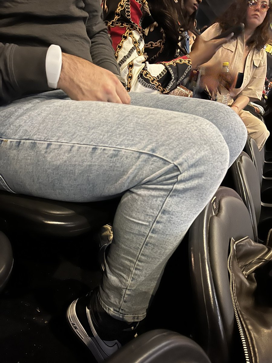 AlexandreBorne1's tweet photo. @ParisLaDefArena 130 € la place en carré or. On aimerait bien pouvoir rentrer ses jambes entre 2 sièges !!!! https://t.co/UYPvnNx6II
