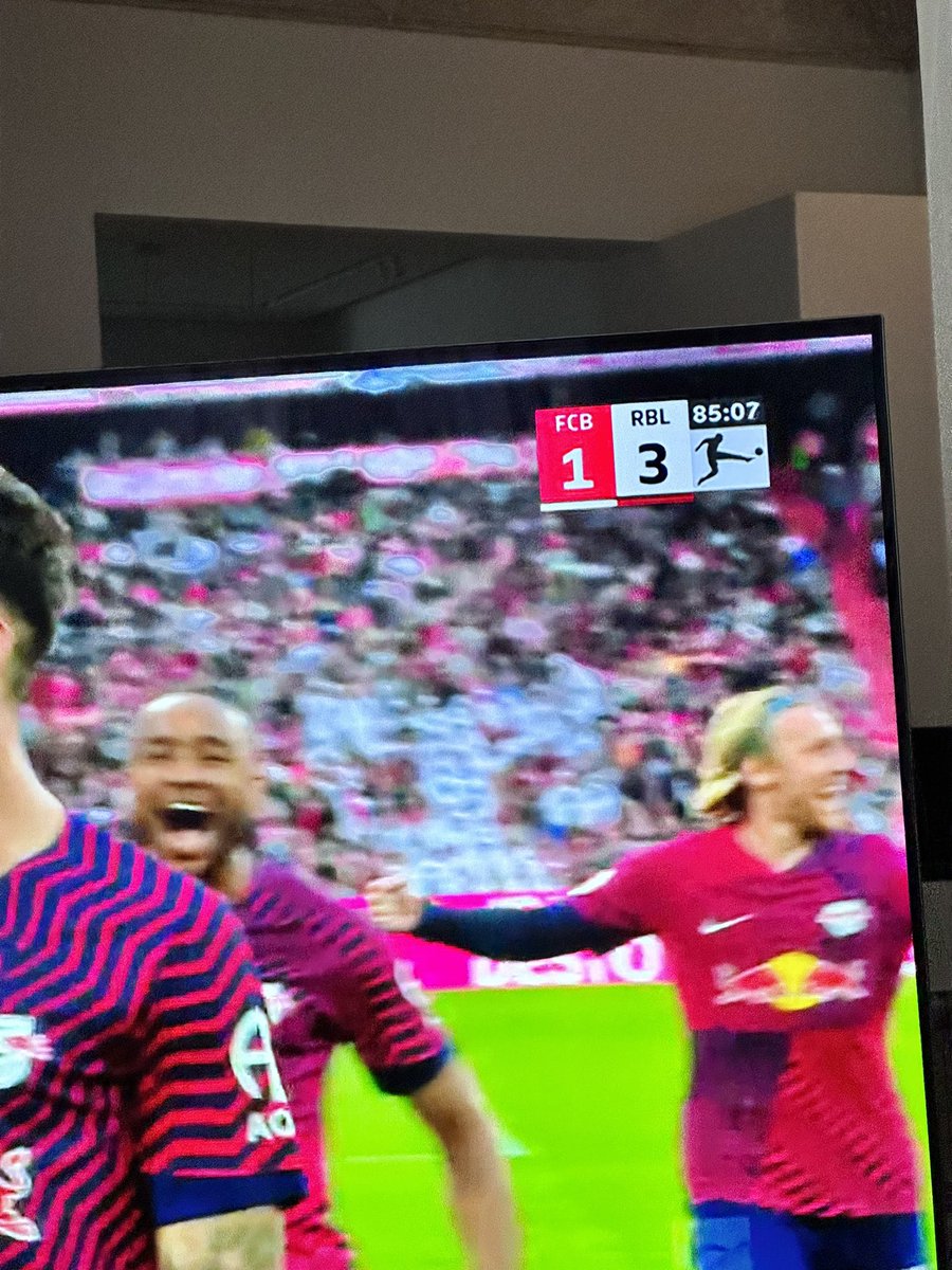 So, lieber BVB. Es ist angerichtet. Es wäre schön, wenn Ihr eure Tradition, euch nach unverhofften Vorlagen des FC Bayern regelmäßig gegen sehr viel schwächere Teams zu blamieren und uns Fans um monumentale Glücksmomente zu bringen, mal für 2 Spieltage ignorieren könntet. DANKE!